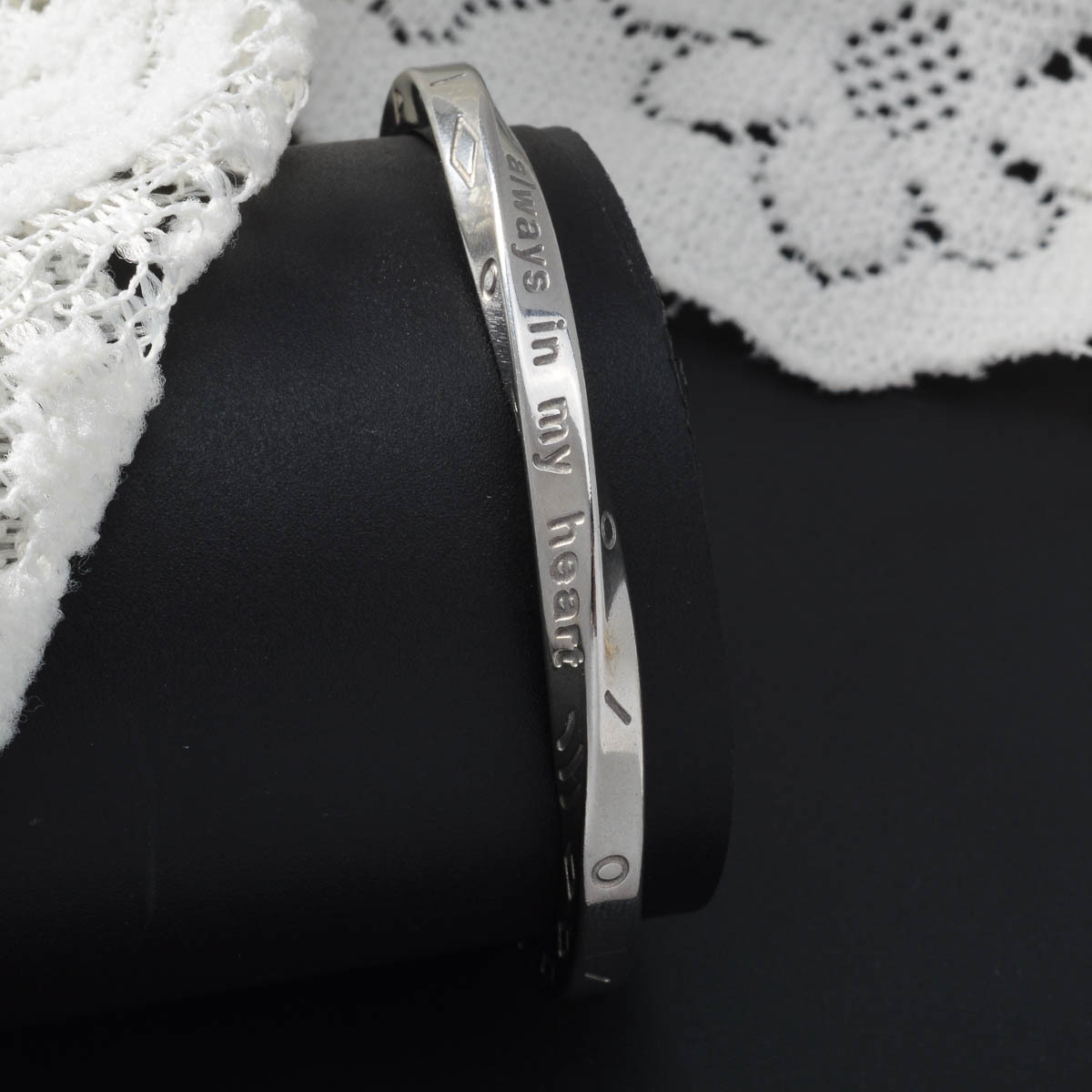 Unisex Geometric Mobius Design Bracelet, Fashionable & Unique